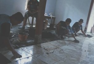 Layak Dan Nyaman, Satgas TMMD Bojonegoro Pasang Keramik Program Aladin