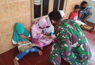 Belajar Merdeka, Satgas TMMD Bojonegoro Ajari Siswa Membaca Dan Berhitung