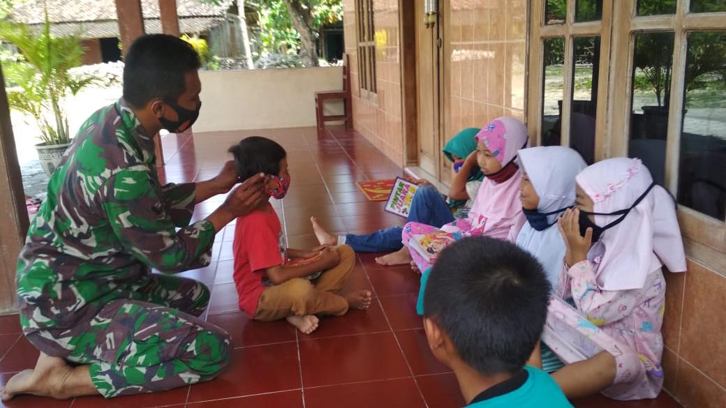 Belajar Bareng Anak-Anak, Satgas TMMD Bojonegoro Ingatkan Pemakaian Masker