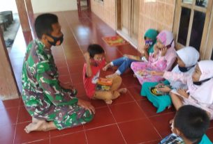 Bersama Anak-Anak, Satgas TMMD Kodim Bojonegoro Berikan Story Telling