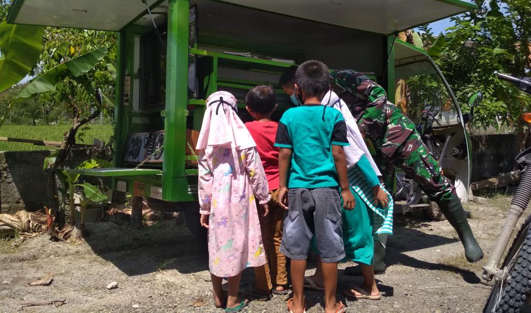 Ada Perpustakaan Keliling, Satgas TMMD Bojonegoro Motivasi Anak Membaca Buku