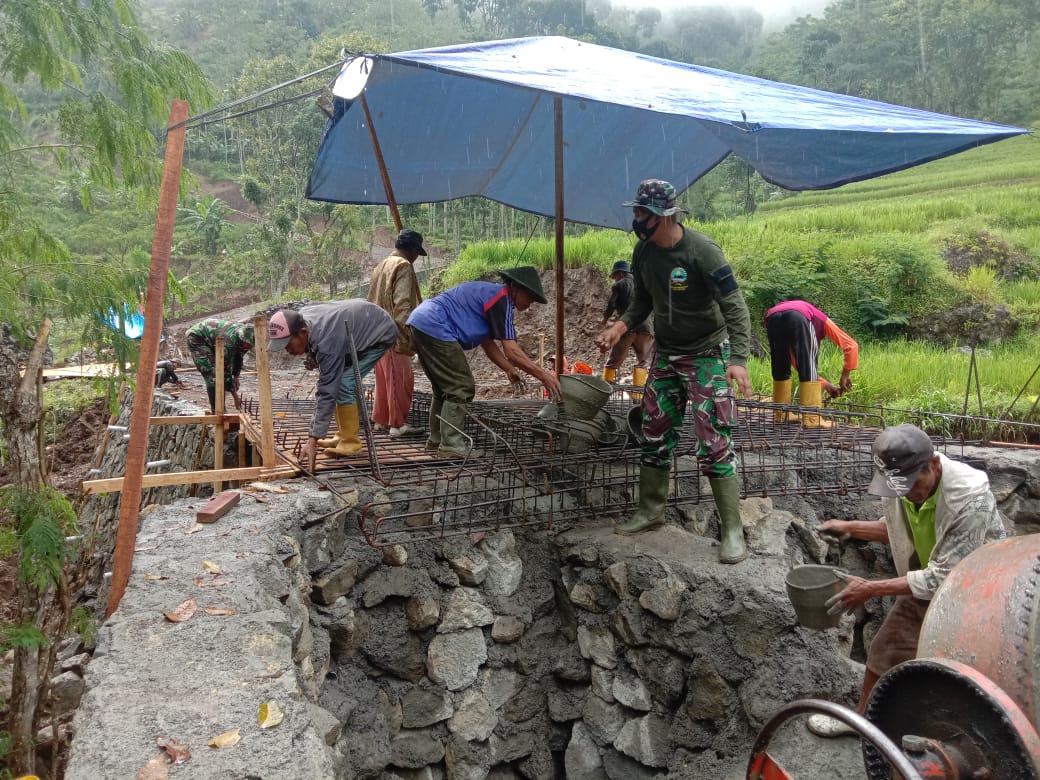 Walaupun Hujan Tak Turunkan Semangat Satgas TMMD Bersama Warga