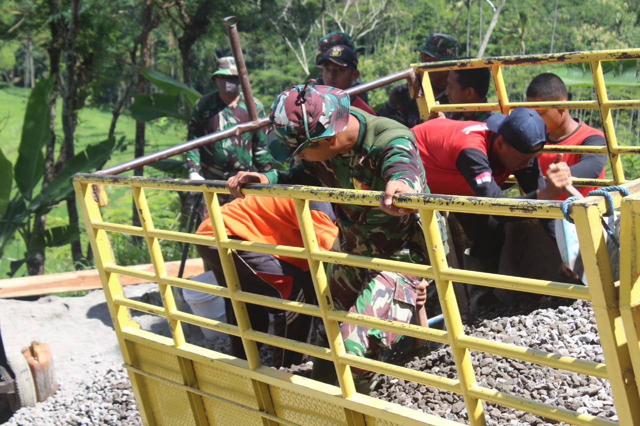 Di Hari-Hari Terakhir, Satgas Dan Warga Masih Bersemangat Turunkan Koral