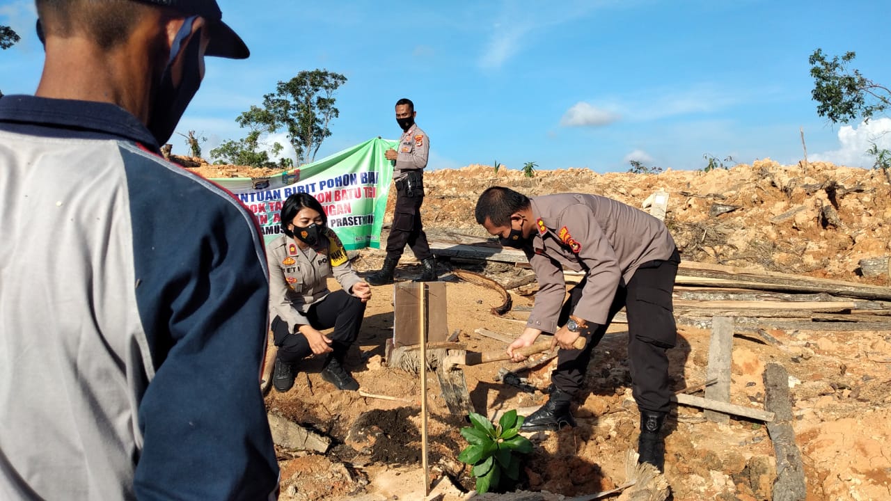 Kapolres Tanggamus dan Pejabat Utama Tanam Pohon Berbuah di Lahan Kritis Area Batu Tegi