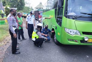 Bersama Dishub, Sat Lantas Polres Tanggamus Gelar Ramp Chek Truck dan Bus