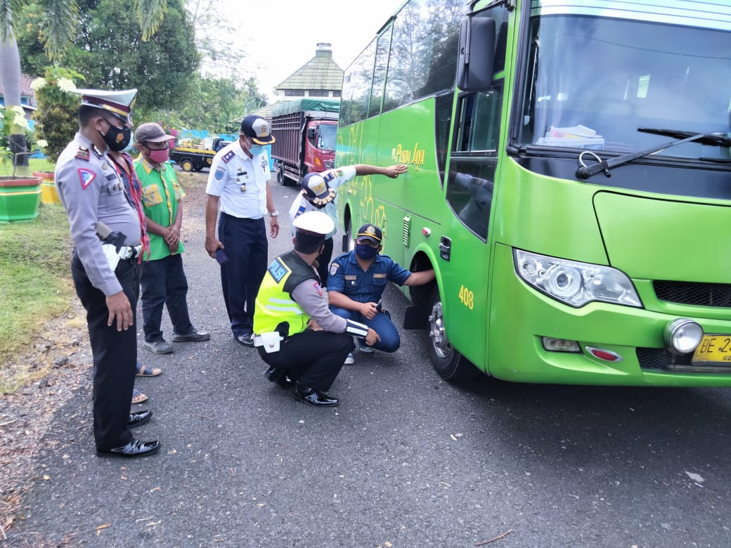 Bersama Dishub, Sat Lantas Polres Tanggamus Gelar Ramp Chek Truck dan Bus