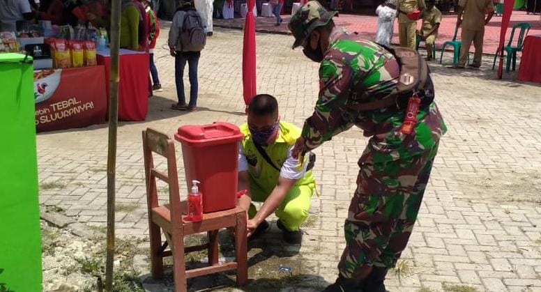 Personel Satgas TMMD Bojonegoro Arahkan Prokes Saat Masuk Balai Desa Jatimulyo