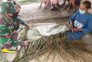 Satuan Tugas TMMD 110 Kodim Bojonegoro Bantu Membuat Tikar Pandan