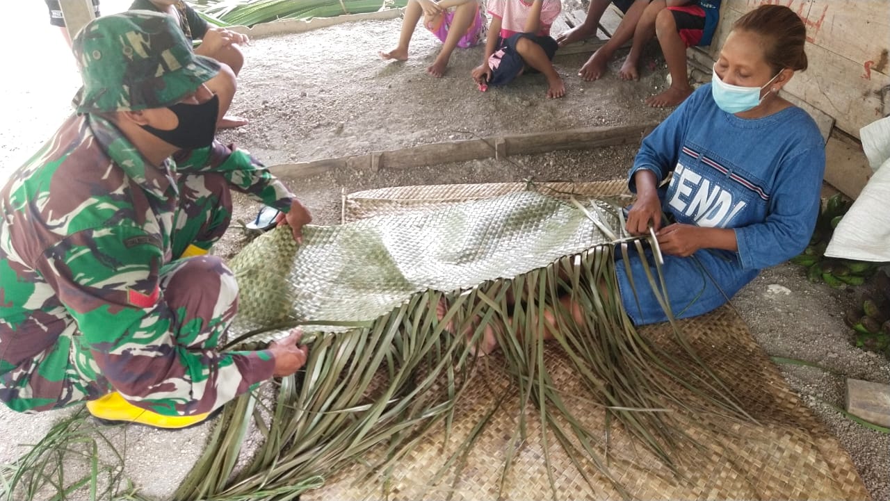 Satuan Tugas TMMD 110 Kodim Bojonegoro Bantu Membuat Tikar Pandan