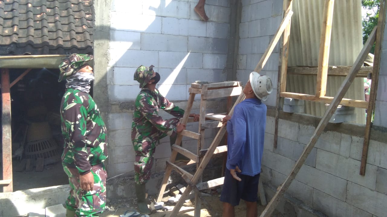 Satgas TMMD 110 Bojonegoro Kebut Pasang Atap Rumah Program Aladin