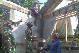 Inilah Proses Pemasangan Atap Rumah Program Aladin TMMD Bojonegoro