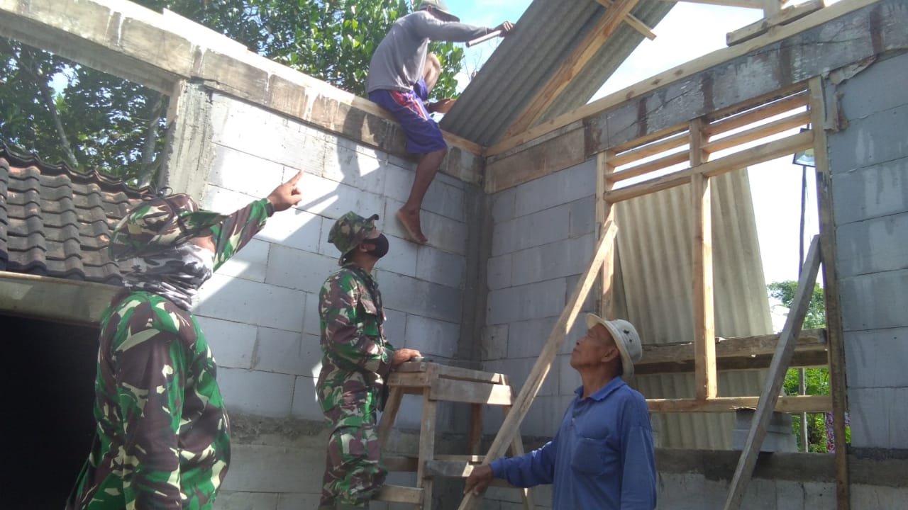 Inilah Proses Pemasangan Atap Rumah Program Aladin TMMD Bojonegoro