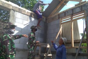 Satgas TMMD Bojonegoro Bersama Warga Siapkan Kerangka Atap Rumah Aladin