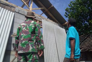 Rehab Aladin TMMD Bojonegoro, Satgas Pasang Asbes Atap Rumah Bersama Warga