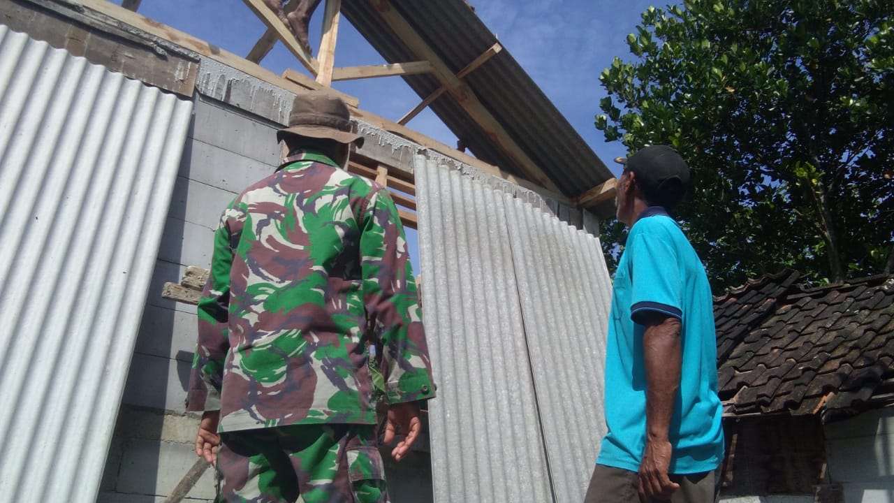 Rehab Aladin TMMD Bojonegoro, Satgas Pasang Asbes Atap Rumah Bersama Warga