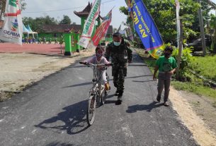 Gunakan Jalan TMMD Bojonegoro, Anak Ngrancang Belajar Naik Sepeda Bersama Satgas