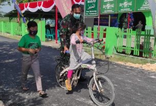 Dibantu Satgas TMMD Bojonegoro, Anak Ngrancang Belajar Naik Sepeda