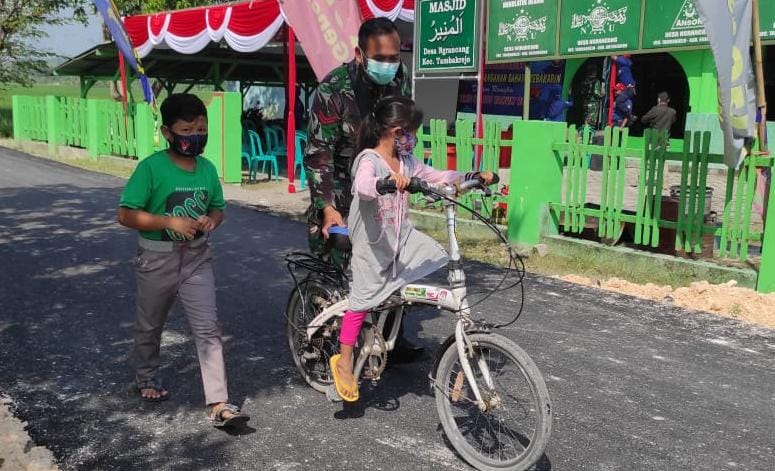 Dibantu Satgas TMMD Bojonegoro, Anak Ngrancang Belajar Naik Sepeda