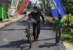 Semangat Anak Ngrancang Belajar Sepeda Di Jalan Aspal TMMD Bojonegoro