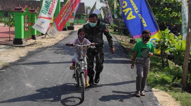 Semangat Anak Ngrancang Belajar Sepeda Di Jalan Aspal TMMD Bojonegoro