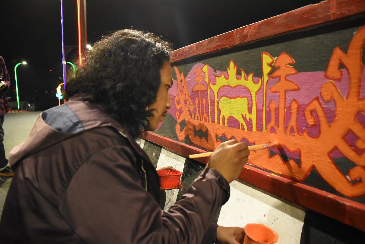 Mahasiswa dan Alumni IIB Darmajaya Ikut Percantik Fly Over Jalan Sultan Agung dengan Mural