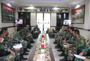 Kolonel Inf Romas Herlande memimpin rapat kesiapan dalam rangka Rencana Karya Bakti