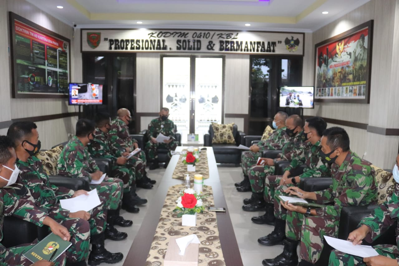 Kolonel Inf Romas Herlande memimpin rapat kesiapan dalam rangka Rencana Karya Bakti