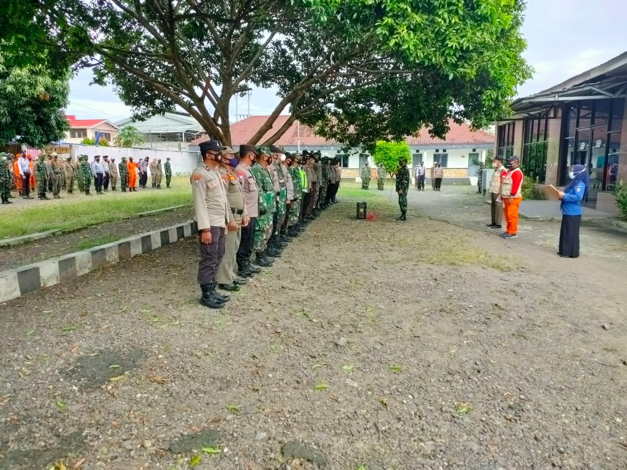 Serma Desrizal memimpin Apel pengecekan personel Satgas Percepatan Penanganan Covid 19