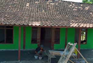 Percepat Pasang Keramik, Warga Dan Satgas TMMD Bojonegoro Kebut Progres Rumah Aladin