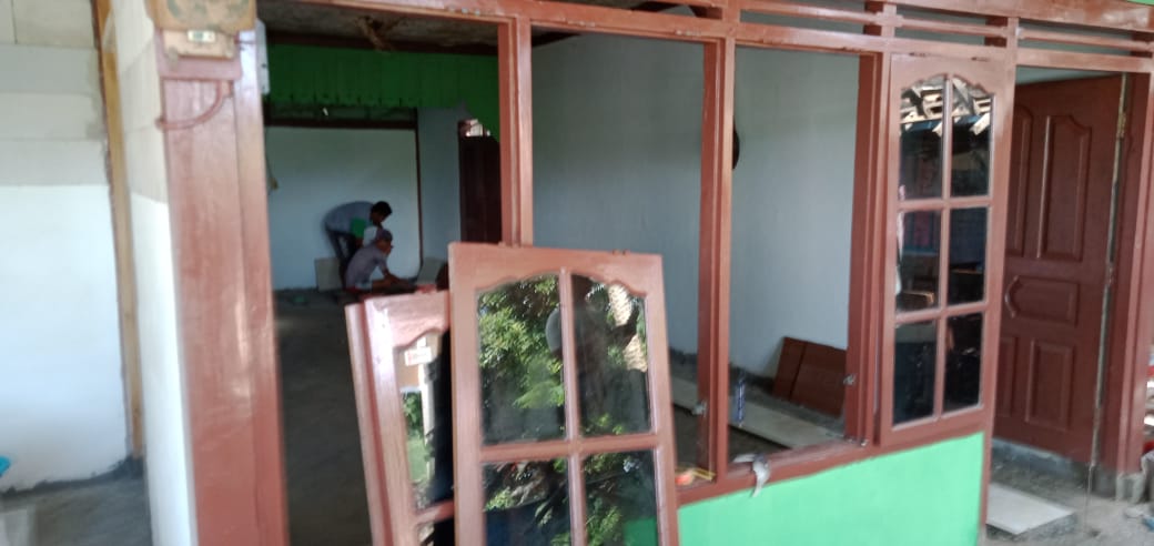 Progress Capai 80 Persen, Satgas TMMD Bojonegoro Pasang Jendela Rumah Aladin