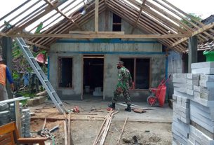 Satgas TMMD Bojonegoro Siapkan Kerangka Kayu Atap Rumah Aladin