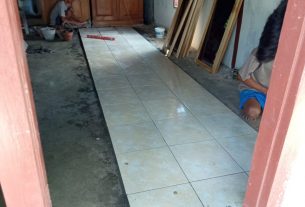 Pasang Keramik, Satgas TMMD Bojonegoro Percepat Rehab Aladin