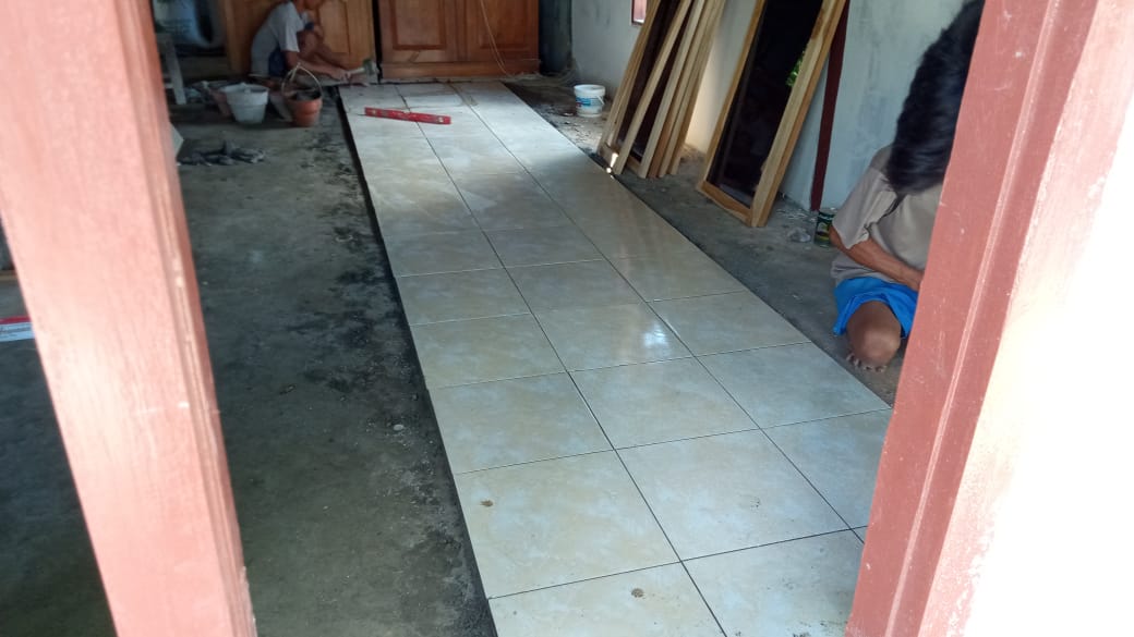 Pasang Keramik, Satgas TMMD Bojonegoro Percepat Rehab Aladin