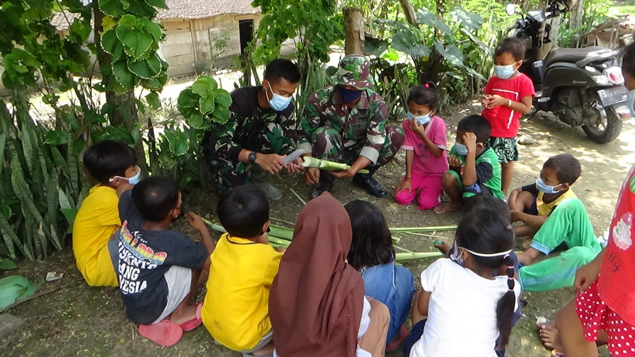 Bermain Perang Ala TNI, Satgas TMMD Bojonegoro Buatkan Senjata Mainan