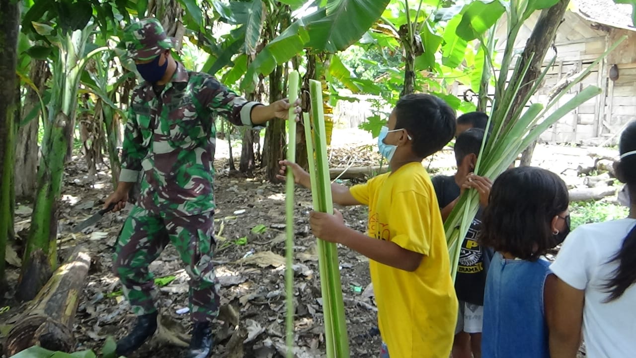 Mencari Pelepah Pisang, Satgas TMMD Bojonegoro Membuat Senjata Mainan