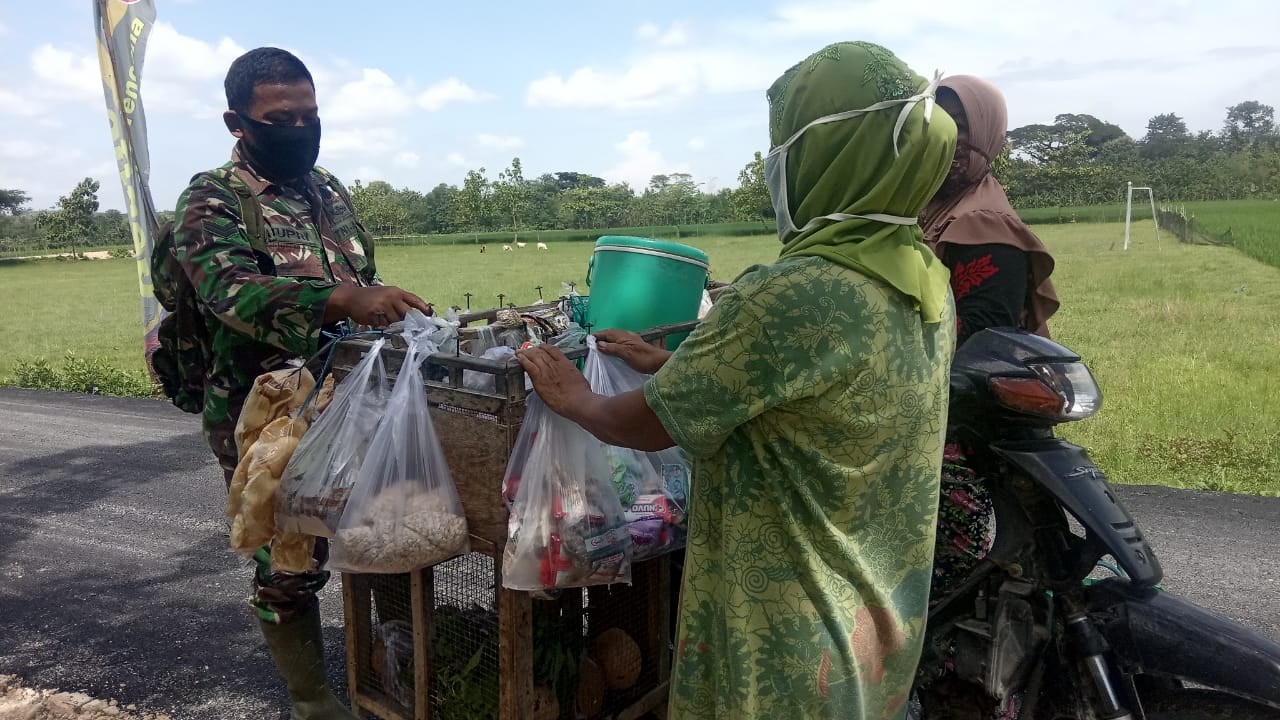 Belanja Mlinjo Keliling, Satgas TMMD Bojonegoro Apresiasi Pemberdayaan Perempuan