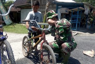 Bersama Anak Ngrancang, Satgas TMMD Bojonegoro Reparasi Sepeda Rusak