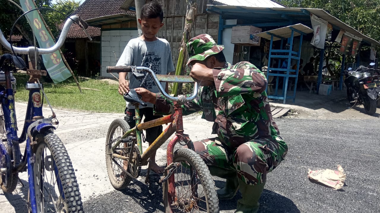 Bersama Anak Ngrancang, Satgas TMMD Bojonegoro Reparasi Sepeda Rusak