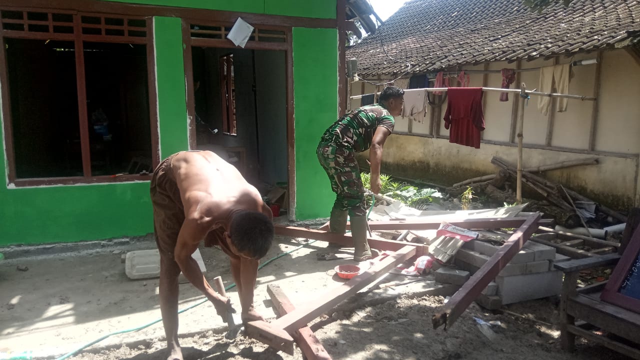 Kebut Bedah Rumah, Satgas TMMD Bojonegoro Kerjakan Teras Aladin