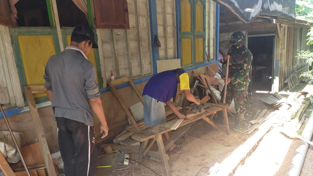 Pelatihan Tukang Kayu, Satgas TMMD Bojonegoro Dorong Kemandirian Warga