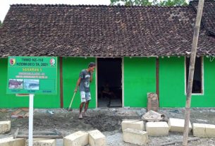 Bedah Rumah Di Kebut, Satgas TMMD Bojonegoro Bantu Urug Lantai Teras Aladin