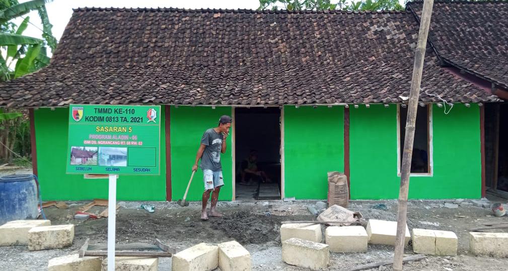Bedah Rumah Di Kebut, Satgas TMMD Bojonegoro Bantu Urug Lantai Teras Aladin