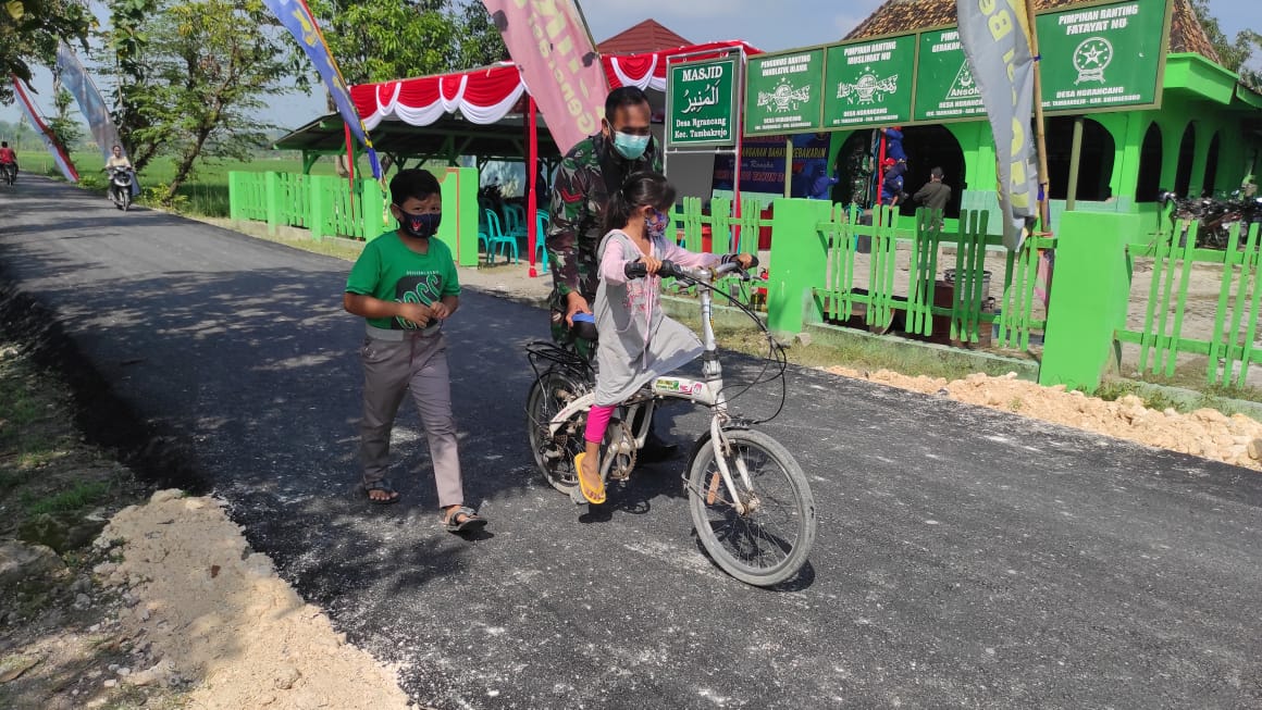 Belajar Naik Sepeda Bersama Satgas TMMD 110 Bojonegoro