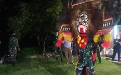Jaga Tradisi, Satgas TMMD 110 Bojonegoro Turut Bermain Reog