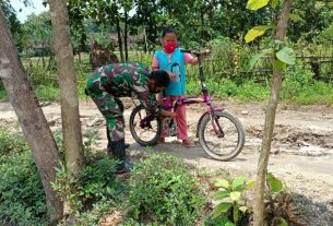 Belajar Naik Sepeda Bareng Anggota Satgas TMMD 110 Bojonegoro