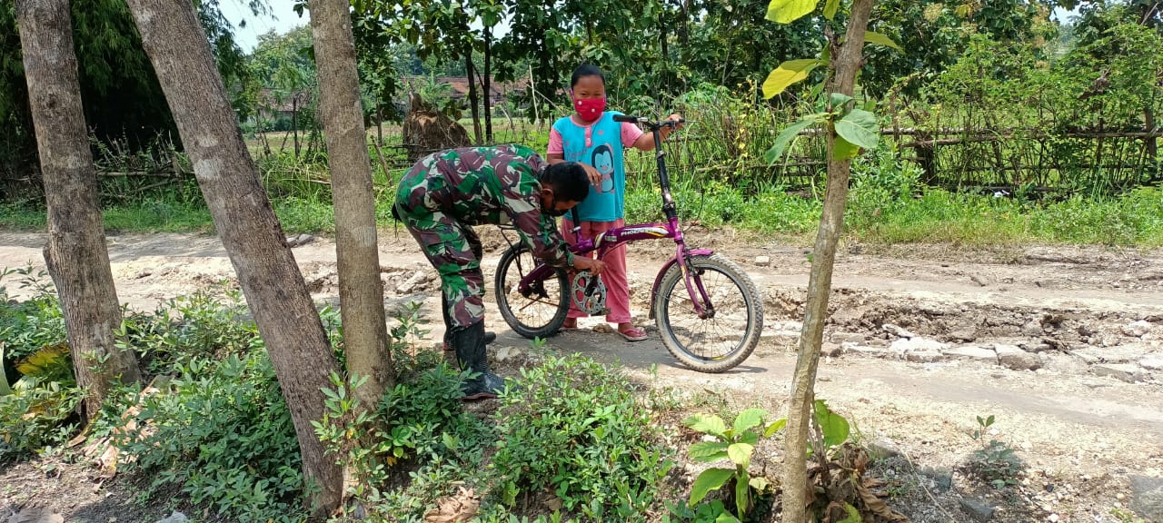 Belajar Naik Sepeda Bareng Anggota Satgas TMMD 110 Bojonegoro