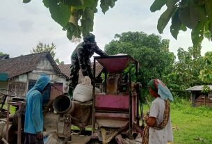 Satgas TMMD 110 Bojonegoro Bantu Mbah Rumilah Bawa Sisa Hasil Panen