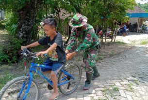 Satgas TMMD 110 Bojonegoro Bantu Anak-Anak Dusun Kramanan Belajar Sepeda