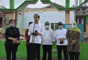 Presiden Jokowi Tanda Tangani PP tentang THR