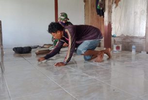 Pasang Nat Keramik, Satgas TMMD Bojonegoro Selesaikan Bedah Rumah Aladin